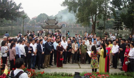 ដំណើរទស្សនានិទាឃៈរដូវមិត្តជាមួយមិត្តភក្តិអន្តរជាតិនៅទីក្រុងហាណូយ